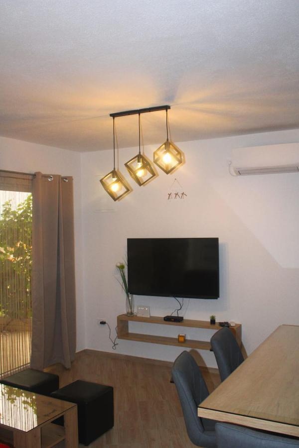 Apartmani Petra พรีมอชเตน ภายนอก รูปภาพ