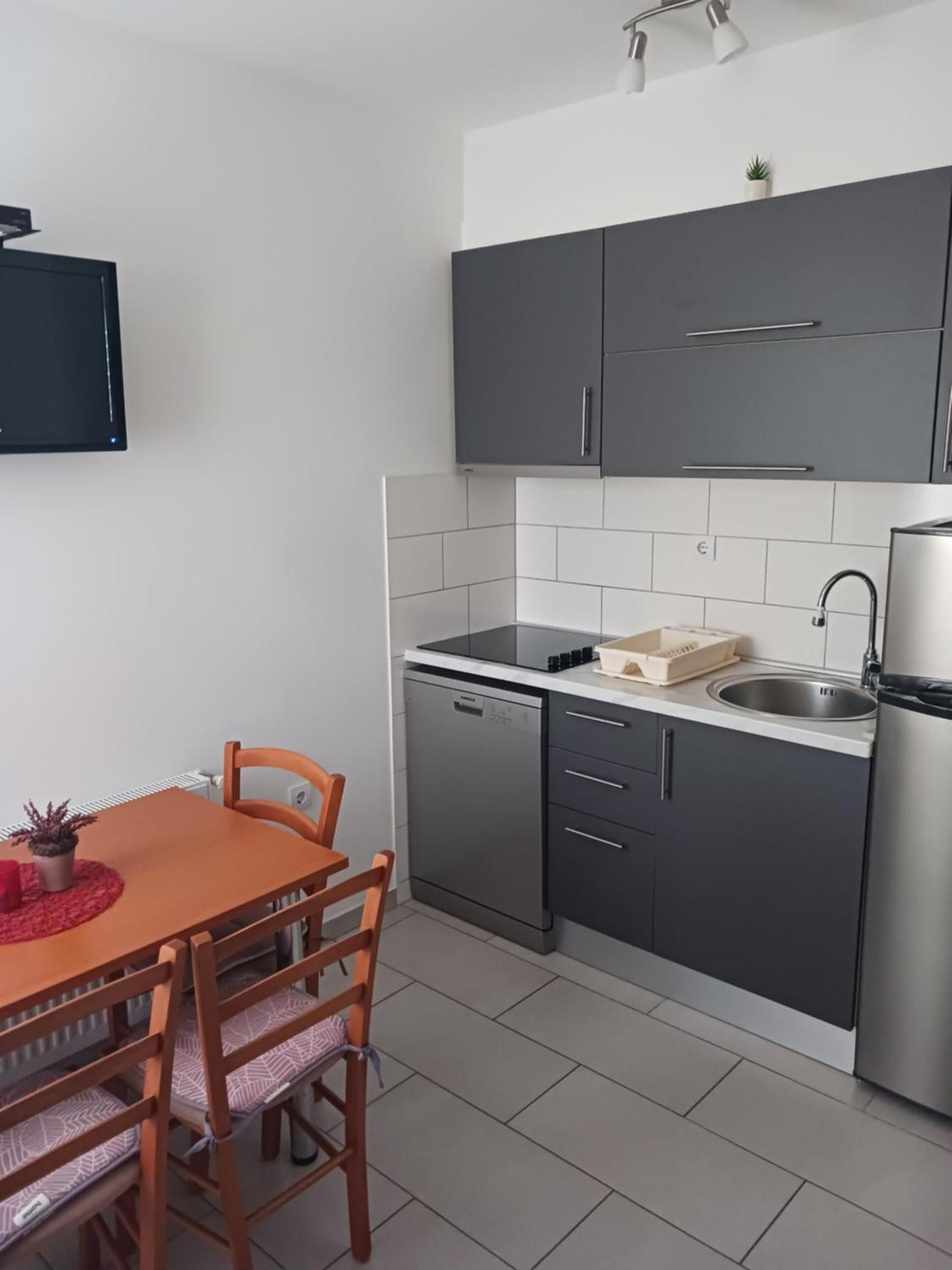 Apartmani Petra พรีมอชเตน ภายนอก รูปภาพ