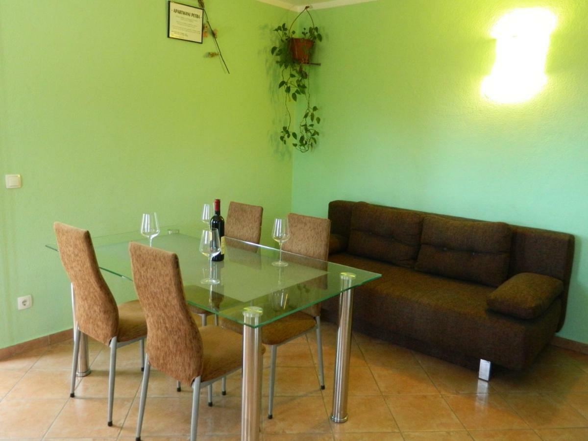 Apartmani Petra พรีมอชเตน ภายนอก รูปภาพ