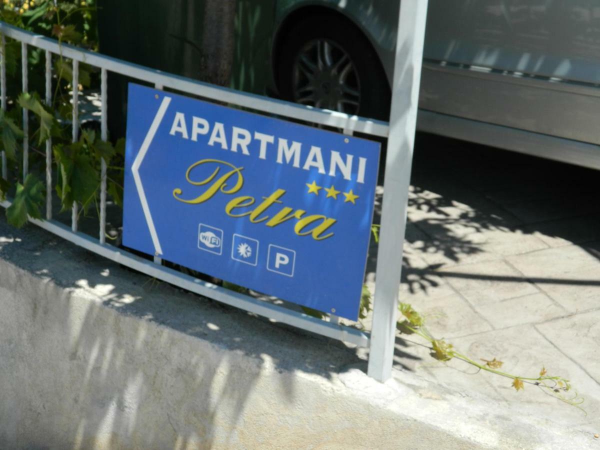 Apartmani Petra พรีมอชเตน ภายนอก รูปภาพ